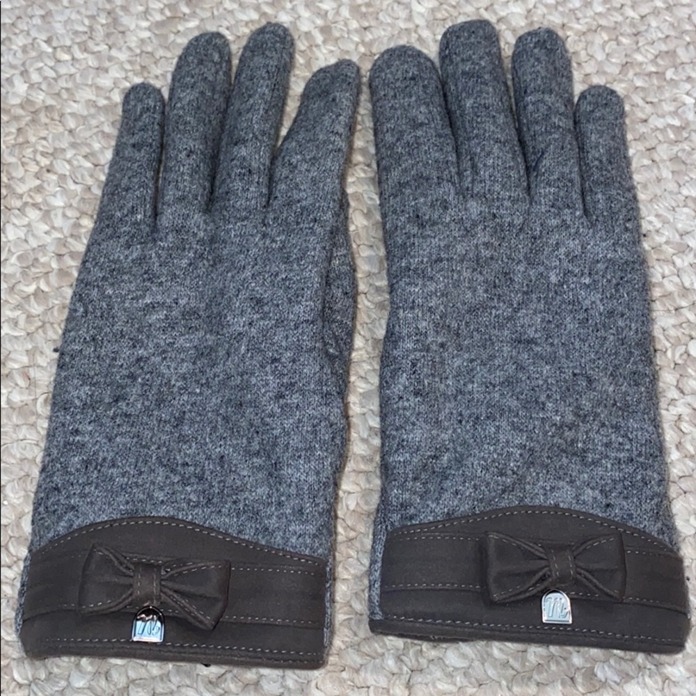 Grey gloves with faux fur lining